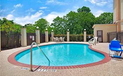 Super 8 by Wyndham IAH West/Greenspoint