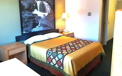 Super 8 by Wyndham Hamilton