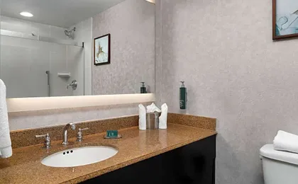 DoubleTree by Hilton Hartford - Bradley Airport