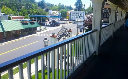 Gunn House Hotel