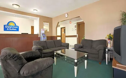 Days Inn & Suites by Wyndham Romeoville