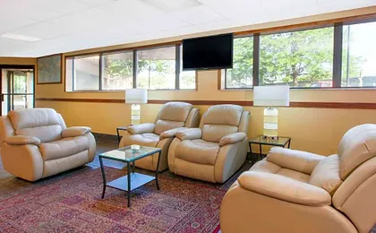 Days Inn & Suites by Wyndham Madison Heights MI