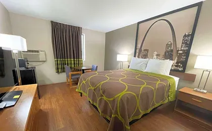 Super 8 by Wyndham Eureka/Six Flags Nearby
