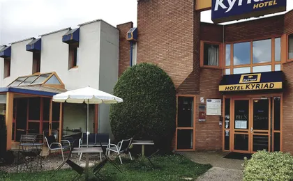 Kyriad chantilly exterior and terrace