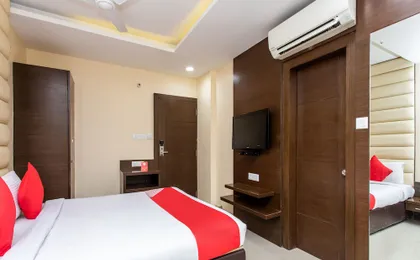 OYO 24253 Hotel Avirat Inn