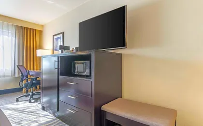 Best Western Plus Edmonds Harbor Inn