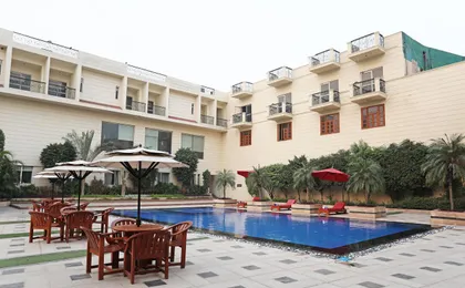 Glitz Westend Inn