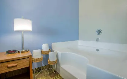 Super 8 by Wyndham Toledo