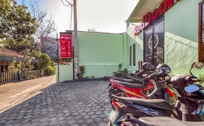 RedDoorz near Jogja National Museum
