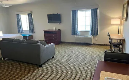 Days Inn & Suites by Wyndham Columbus NE