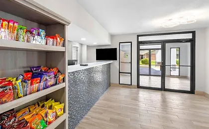 Econo Lodge Inn & Suites