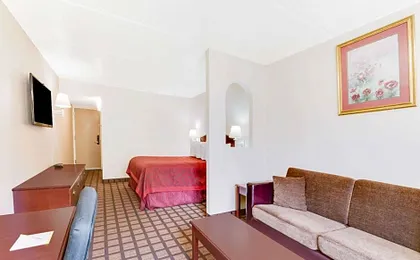 Days Inn & Suites by Wyndham Laredo