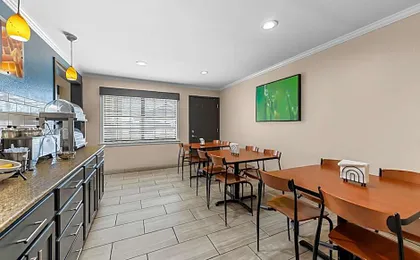 Best Western Delhi Inn