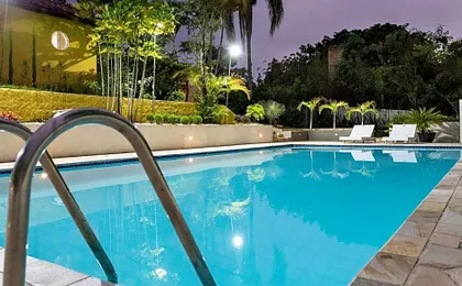 Piscina, jardim, área gourmet e vista arborizada