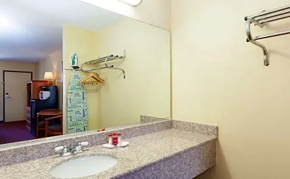 Americas Best Value Inn & Suites Bakersfield Central