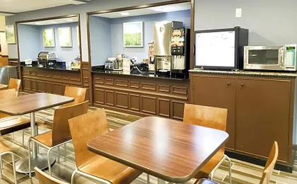Days Inn & Suites by Wyndham Merrillville