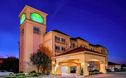 La Quinta Inn & Suites by Wyndham Dfw Airport West-Bedford