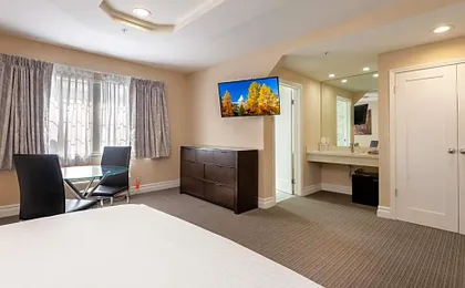 Wilshire Crest Hotel