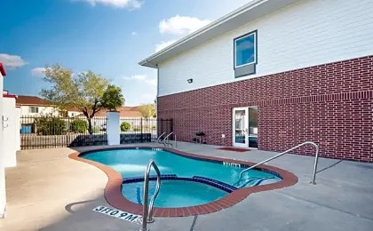 OYO Townhouse Clute Lake Jackson