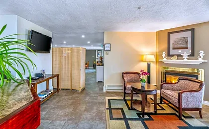 Econo Lodge Inn & Suites