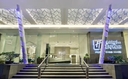 The Entrance of Holiday Inn Express Jakarta Wahid Hasyim