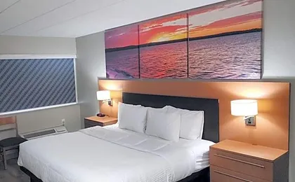 Days Inn & Suites by Wyndham Roseville/Detroit Area