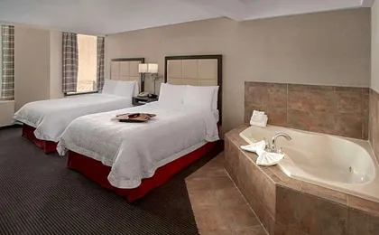 Hampton Inn & Suites Milwaukee-Downtown