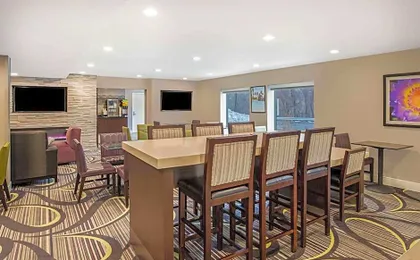 La Quinta Inn & Suites By Wyndham Hartford - Bradley Airport