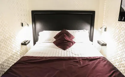 QUEEN ROOM