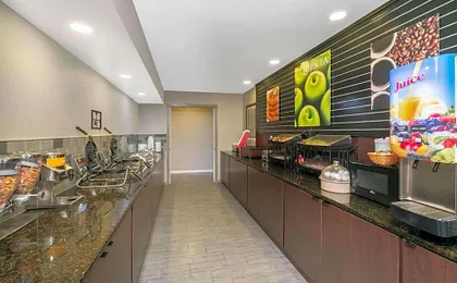 La Quinta Inn & Suites by Wyndham Memphis Airport Graceland