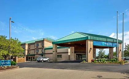Clarion Pointe Louisville East