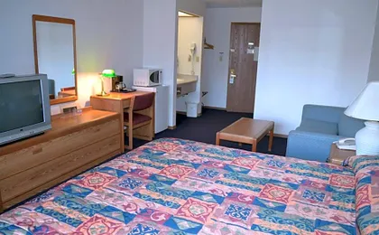 Sky Lodge Inn & Suites - Delavan