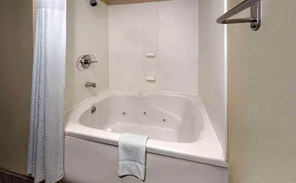 Super 8 by Wyndham Copley Akron