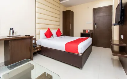 OYO 24253 Hotel Avirat Inn