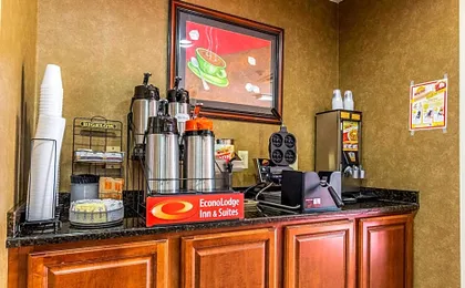 Econo Lodge Inn & Suites Evansville East