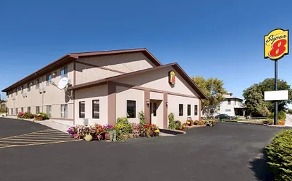 Super 8 by Wyndham Wall