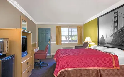 Super 8 by Wyndham Hayward Downtown