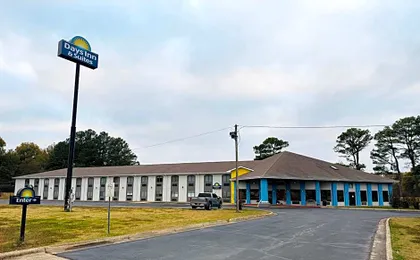 Days Inn & Suites by Wyndham Brinkley