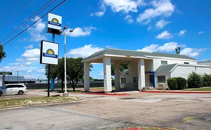 Days Inn by Wyndham Waco University Area