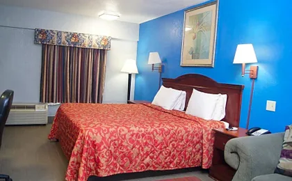 Holiday Lodge & Suites