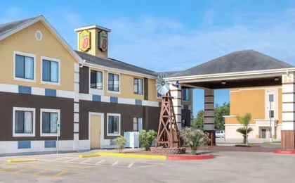 Super 8 By Wyndham Victoria/North/Mall Area