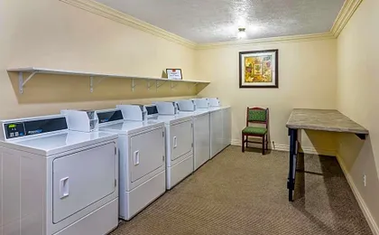 Econo Lodge Inn & Suites