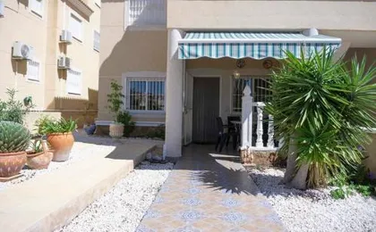 Spacious 2 Bed Ground floor apartment with beautiful communal pool