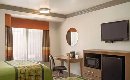 Super 8 by Wyndham Santa Clarita/Valencia