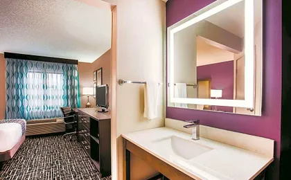 La Quinta Inn & Suites by Wyndham Cincinnati NE - Mason