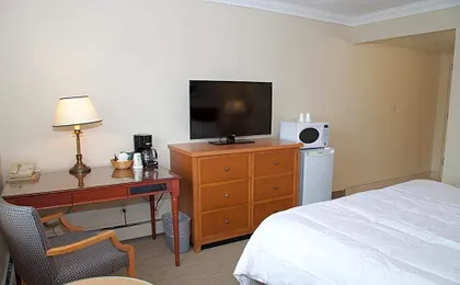 Twin Pine Inn & Suites
