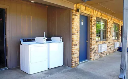 Lake Palestine Motor Inn