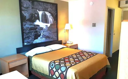 Super 8 by Wyndham Hamilton