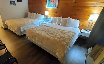 Pines Motel
