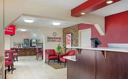 HomeTowne Studios by Red Roof Huntsville - Madison